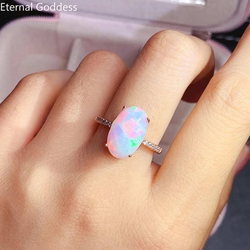 样本5:AliExpress 关联静态图,展示手上的椭圆变彩戒指和 Eternal Goddess 字样,画面没有价格或折扣